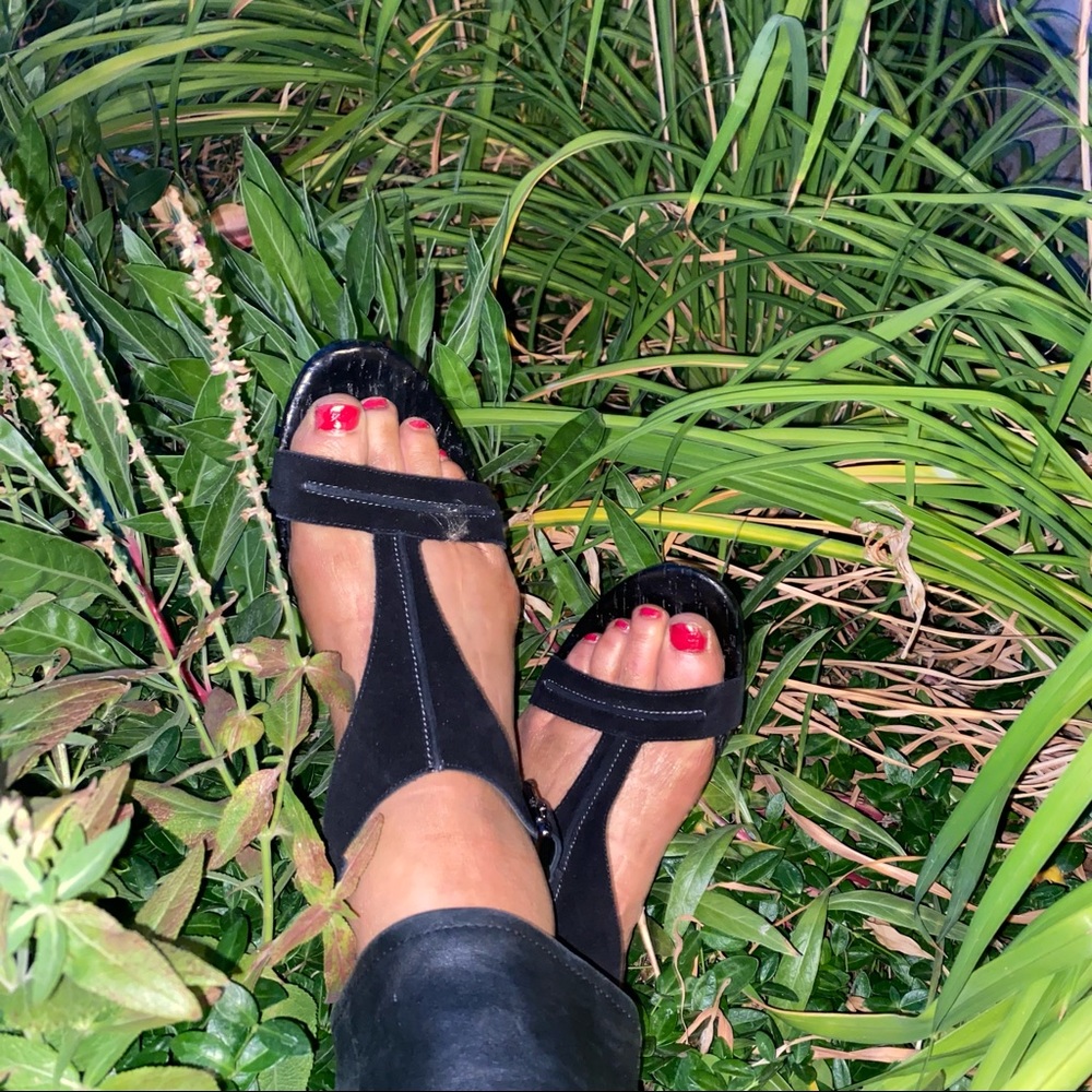 EUC Donald J. Pliner Blk Suede/Patent Lthr Sandals